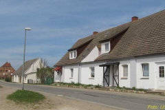 Fortführung der Katenreihe, mit der ehemaligen Scheune im Hintergrund.