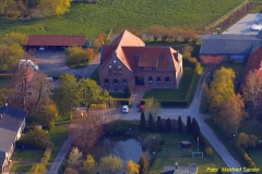Der ehemalige Gutshof im Mai 2016 [19]